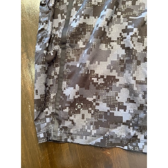 Mens Lululemon shorts size medium. - Picture 3 of 4